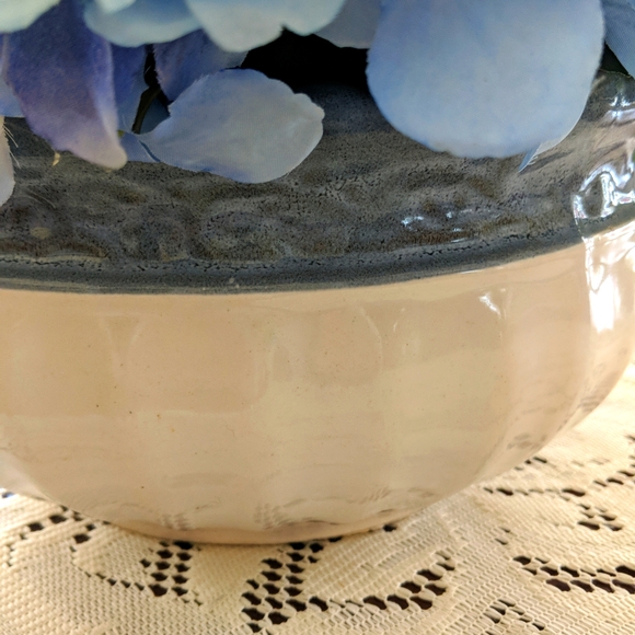 Beautiful ceramic hydrangea arrangement - Picture 4 of 4